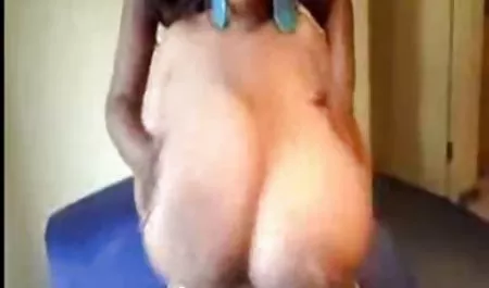 MILF Busty با استفاده از دستگاه جنسی در مقابل دیوار با یک صحنه های سکسی سریال قصه های جزیره کوره ، مهبل را دود می کند