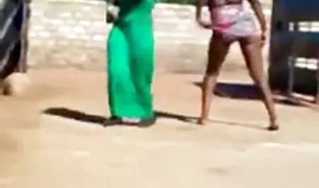 جوجه سوار بر عضو یکی از صحنه های سکسی سریال قصه های جزیره دوستان خود در پس زمینه استخر